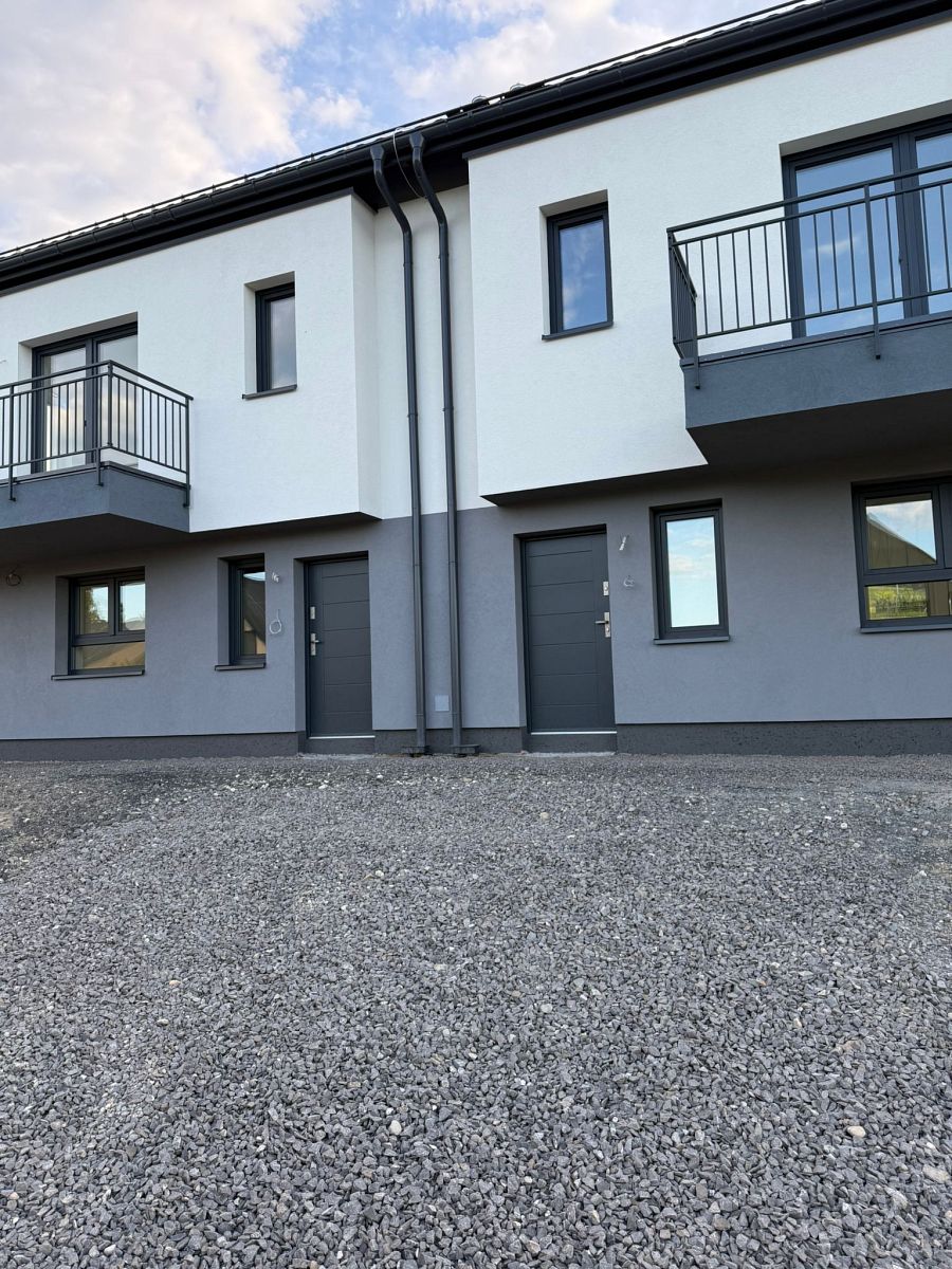 Dom Ustroń – salon z otwartą kuchnią, parter